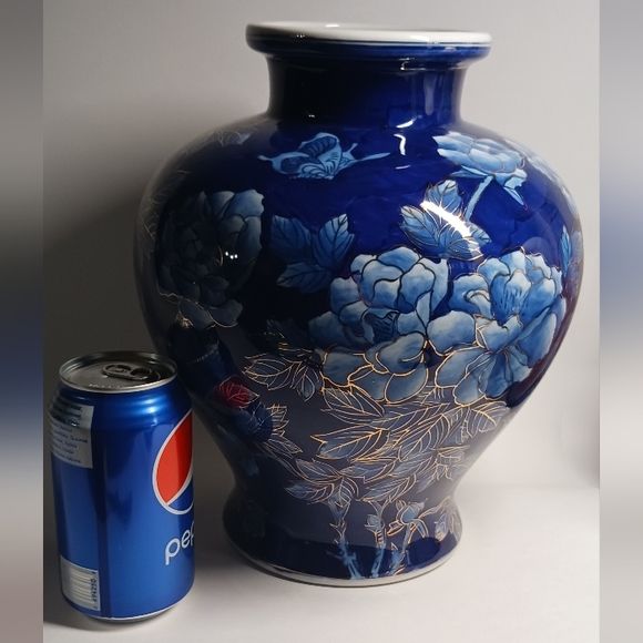 Large Porcelan Handpainted Chinese Vase - Picture 8 of 8